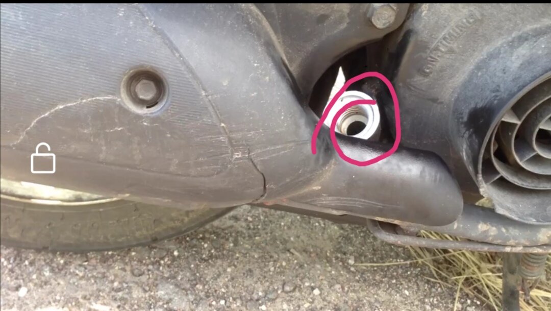 Отверстие из которого выкручивать масляный щуп. 