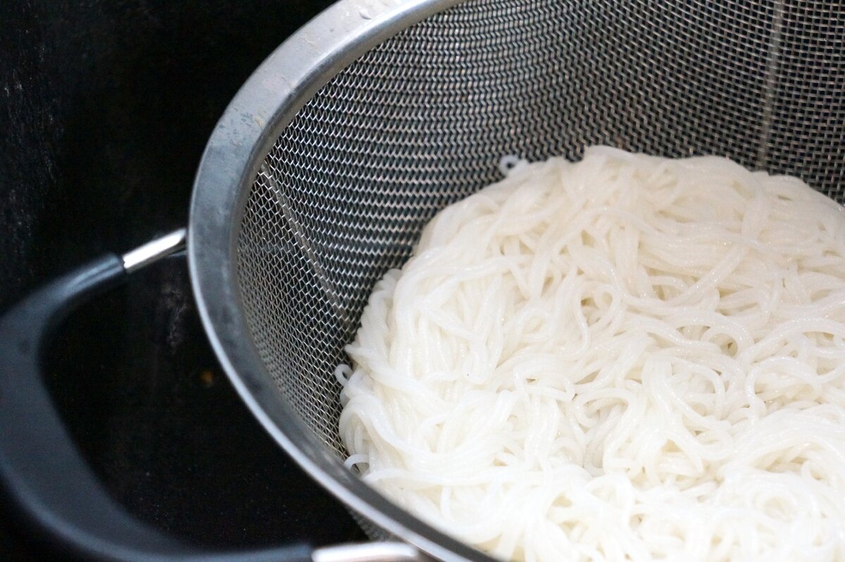 Инструкция по варке лапши всегда написаны на упаковке ;)