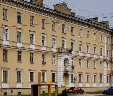 Примерно такой дом. Может он, а может просто похожий. Источник 