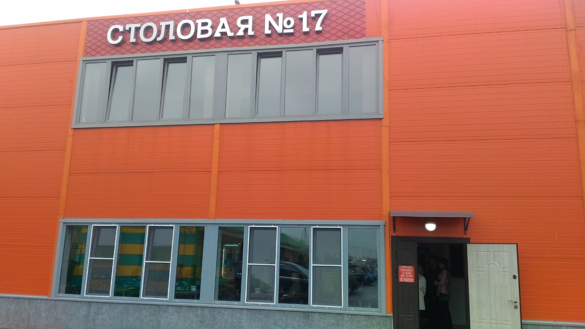 Достаточно приметное здание с названием.