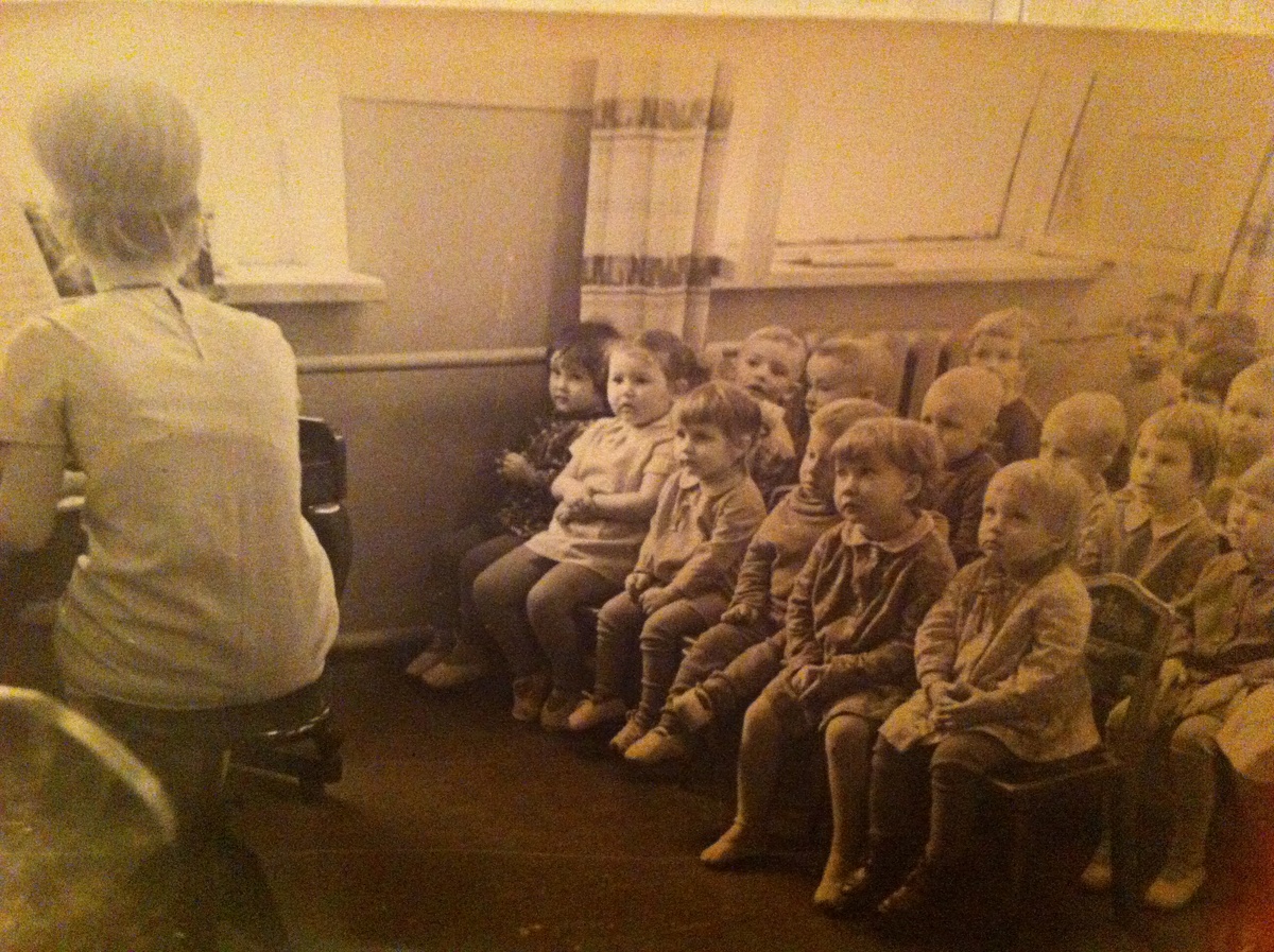 1970г.Детский сад,музыкальные занятия.Я в третьем ряду у окна с короткой стрижкой.