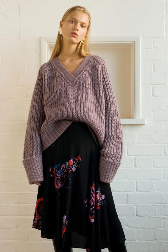 Под этим свитером легко представить рубашку