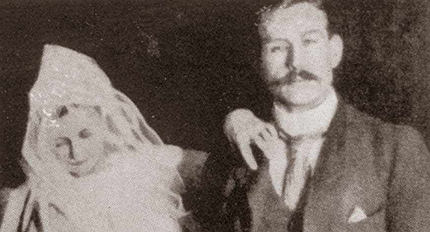 Кэти с одним из участников спиритического сеанса