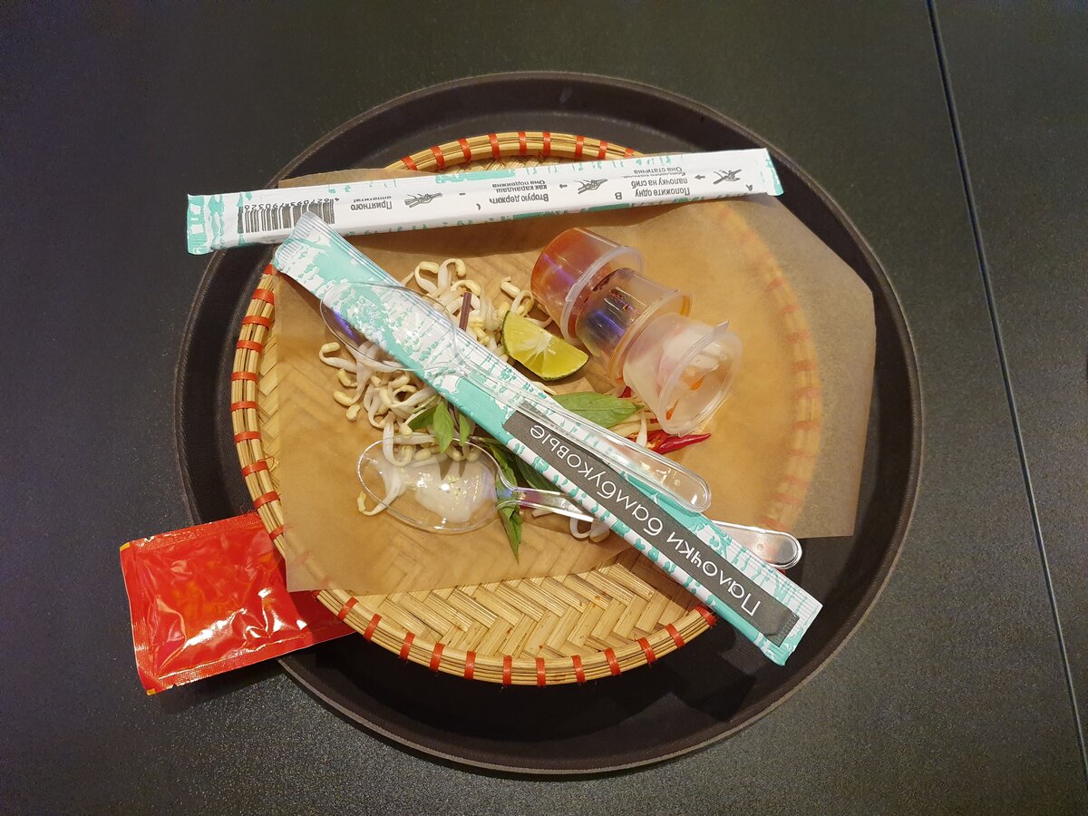 Сверху располагается всё, что понадобится вам для поедания супа