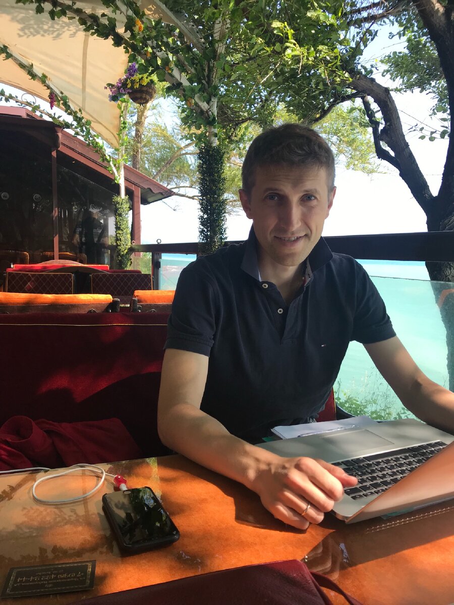 Социологи давно выяснили, когда человек ходит в кафе, магазины, кино, театр, он удовлетворяет какую-то свою психологическую потребность. Чаще даже несколько. Сегодня поговорим как раз об этом.