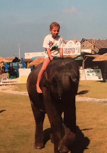 Девочка катается на слоне.