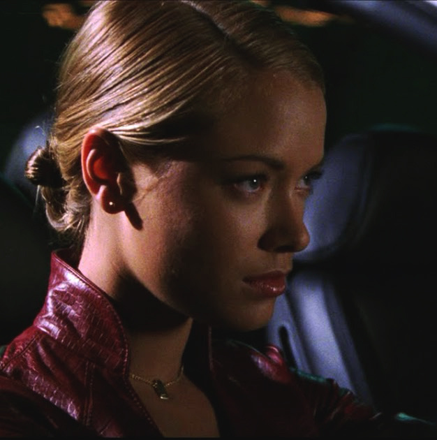 Актрисе пришлось играть робота без эмоций. Её персонаж двигается совсем иначе, чем человек. У актрисы даже был специальный учитель по мимике.Также с ней работал личный тренер который обучал боевым искусствам, следил за питанием и помогал нарастить мышечную массу.