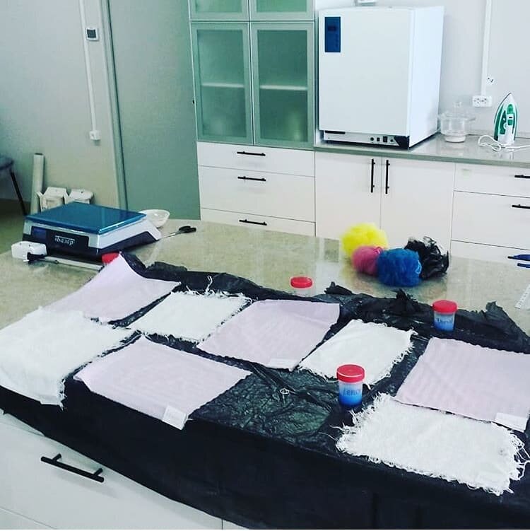 Эксперимент проводит наш сотрудник лаборатории Елена Николаева