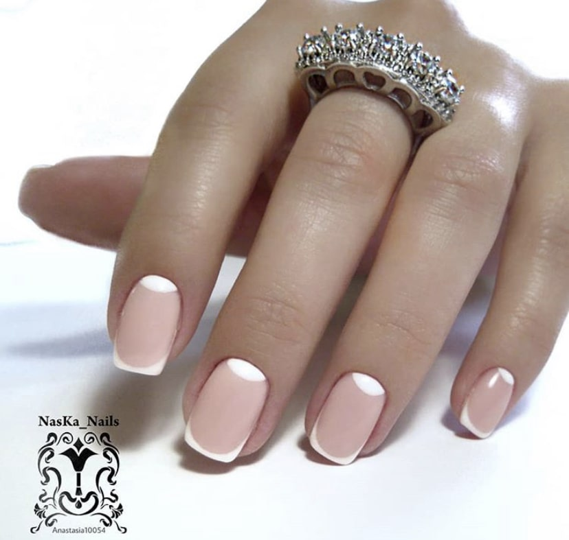 Маникюр френч в матовом топе и белыми лунками