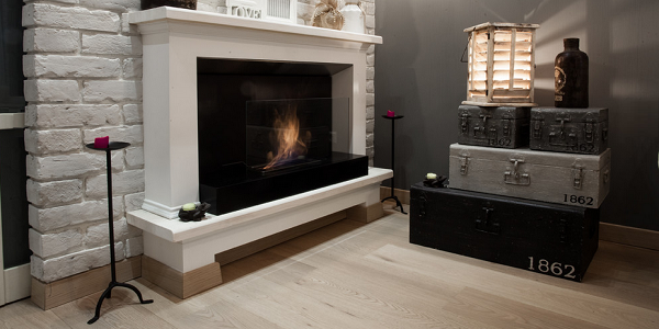 Домашний очаг для квартиры объединяет классический портал и напольный биокамин. Мобильный вариант со стеклом легко вынуть из очага и взять с собой на дачу или в гости.