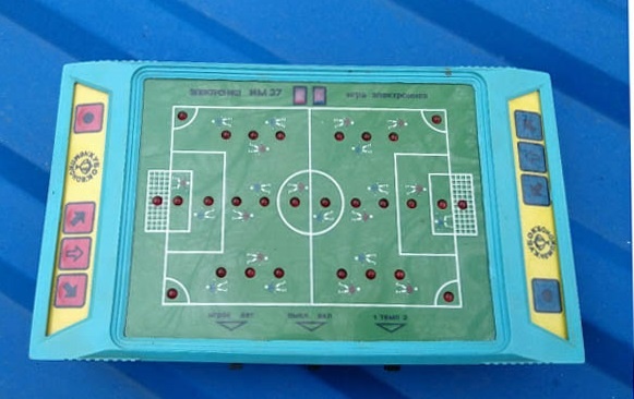 Это более поздний вариант Электроника ИМ 37 выпускался до середины девяностых. Несмотря на то, что игра работает от батареек, есть возможность использовать блок питания. Что очень кстати - батарейки такие достать непросто.