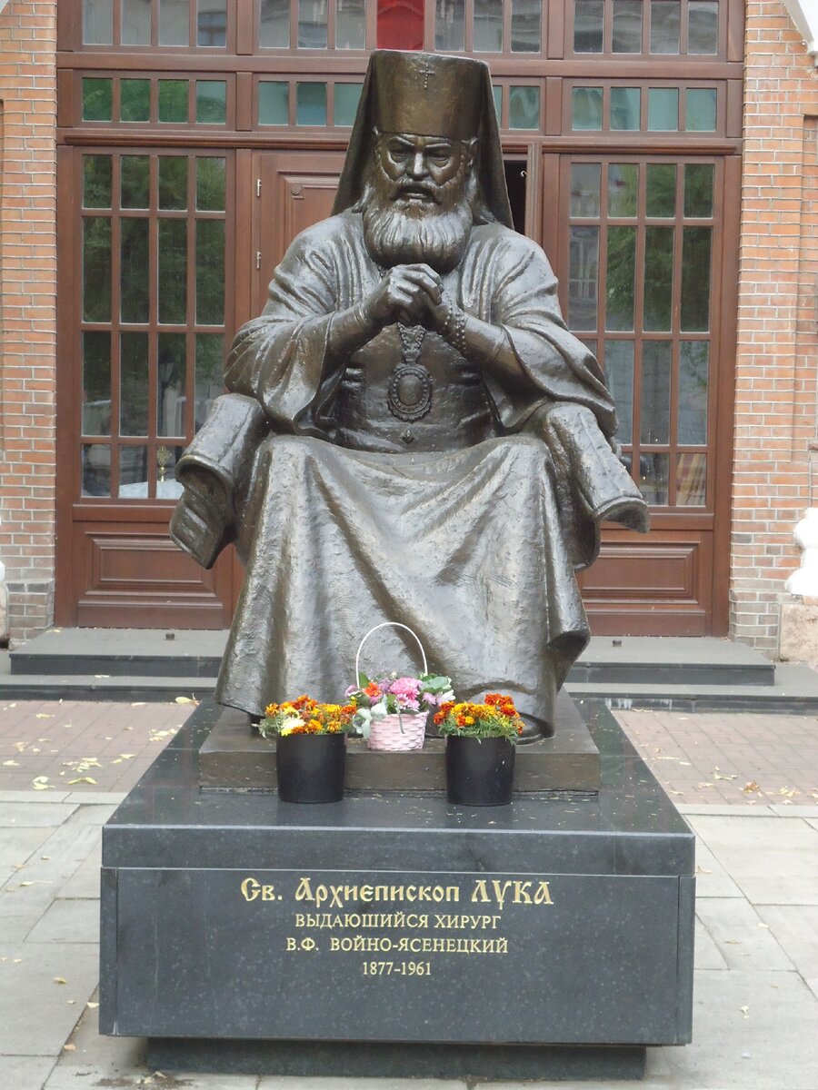 Памятник Святителю Луке в Красноярске. Фото сделано мной. 