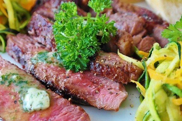 А чтобы мясо лучше усваивалось, его лучше употреблять с овощами (Фото: Pixabay.com)
