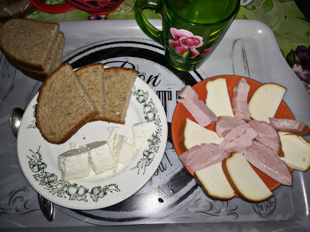 Брынза,грудинка и колбасный сырок