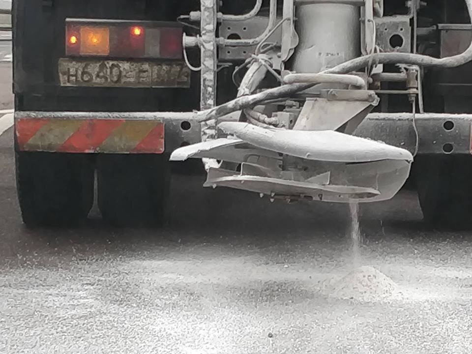 Применение реагента на улице Москвы. Источник: Facebook / Дмитрий Каменский 