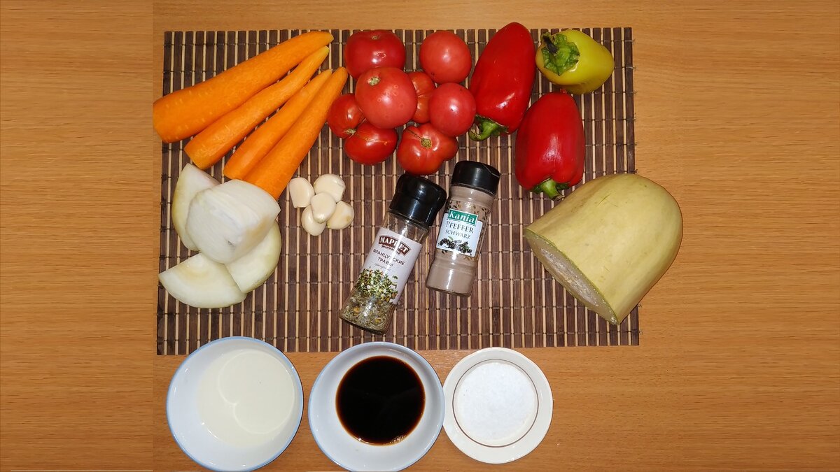 Морковь, лук, чеснок, помидоры, болгарский перец, кабачок, прованские травы, перец черный молотый, уксус 6%, соевый соус, соль
