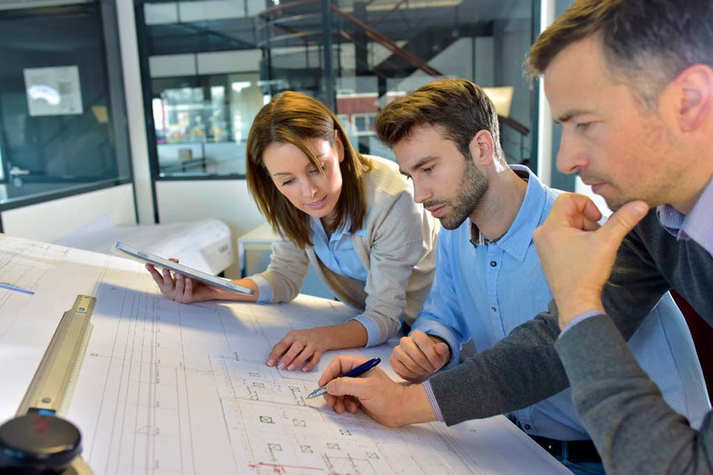 инженер конструктор профессия для детей. инженер специалист по разработке планов и чертежей. каска строителя. календарный график производства работ как составить. чертежи в рулонах.