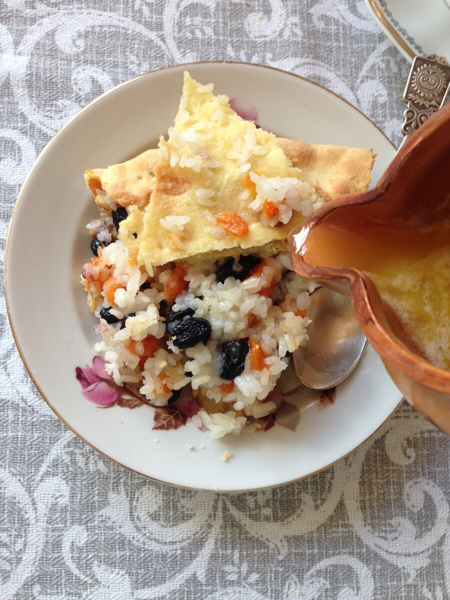 И без того калорийный пирог принято поливать растопленнным сливочным маслом