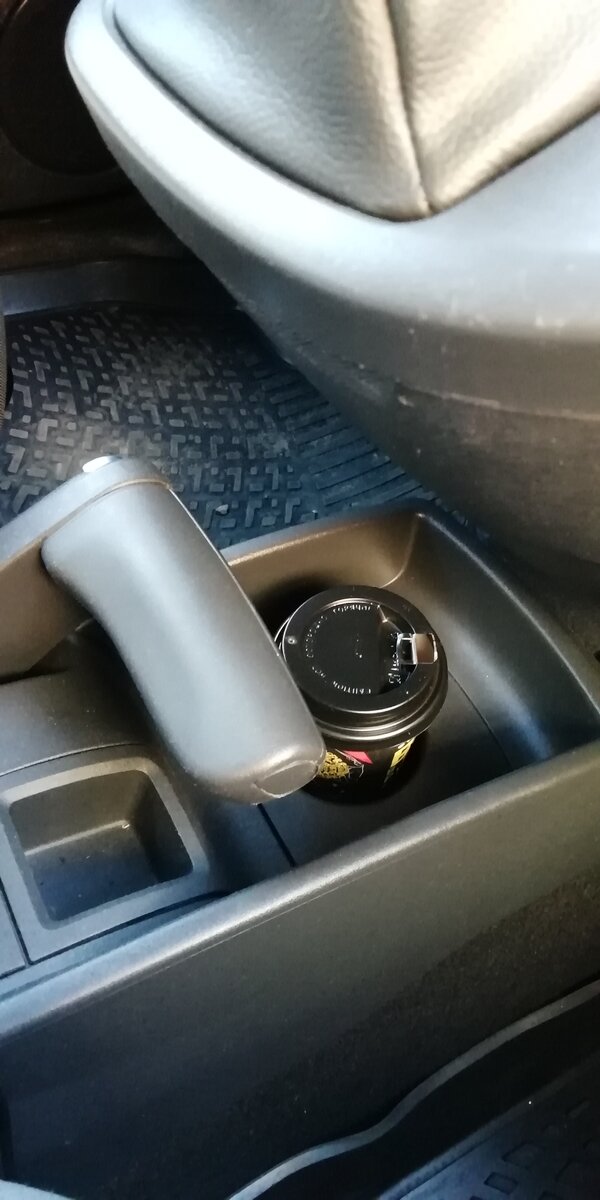 Ручник опущен-неудобно, мешает кожух ручки КПП