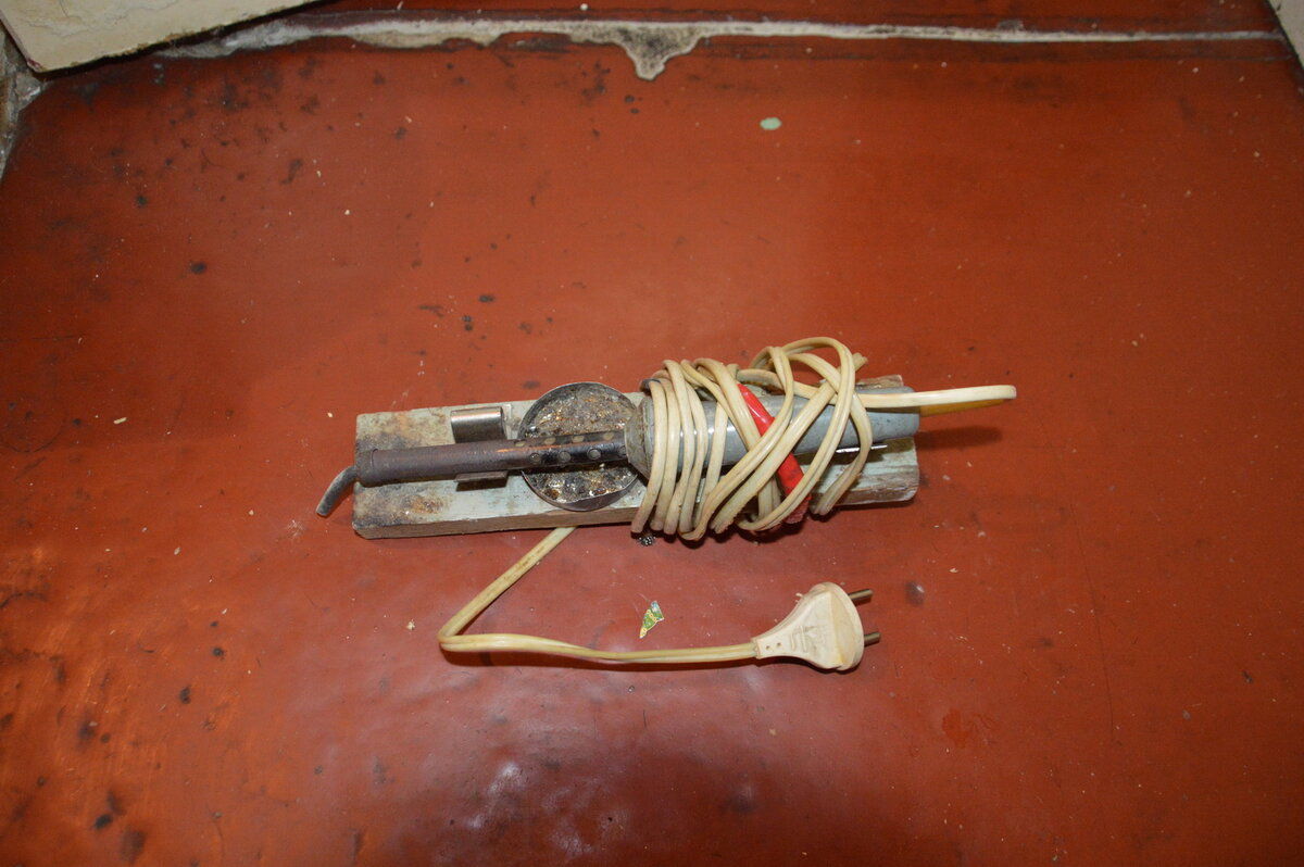 Наш паяльник с самодельной подставкой