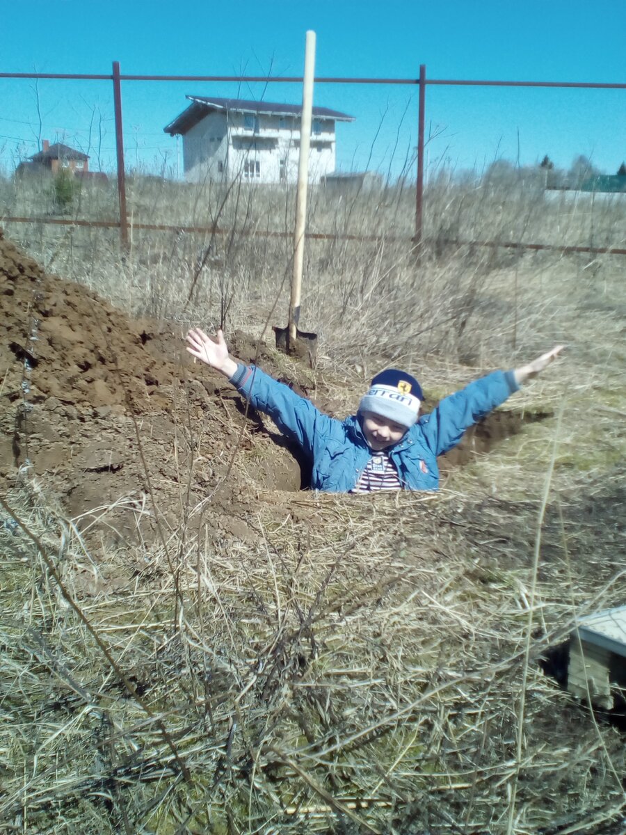 Сын балуется
