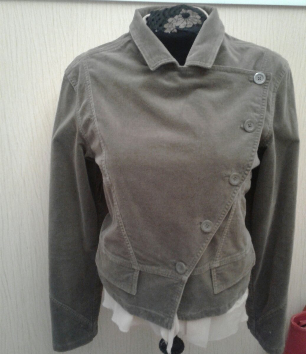 Жакет застегнут справа налево.

