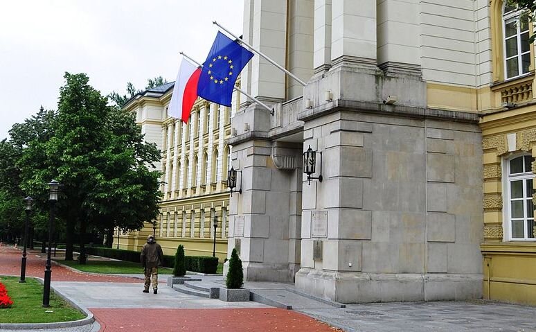 Верное движение польских властей. Одно "но" - оно непоследовательно, и крайне выборочно. 