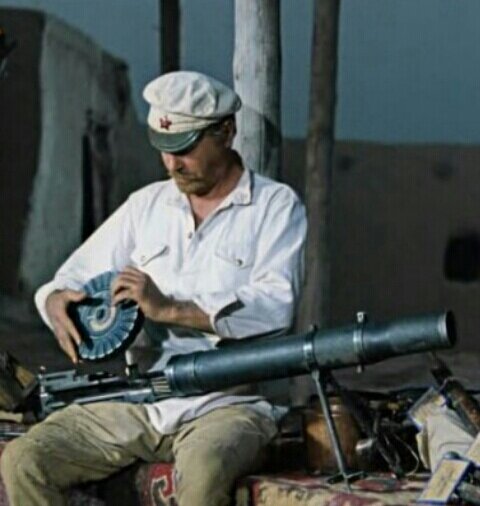 Товарищ Сухов собирает пулемет Льюиса.