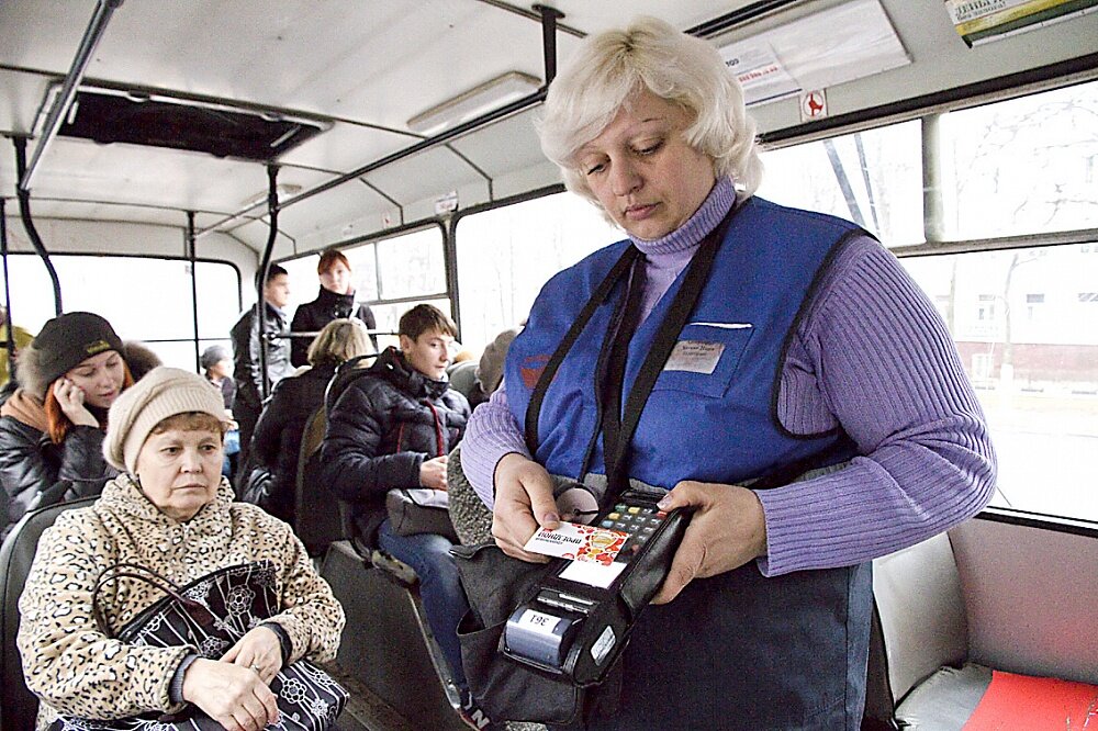 Принимать оплату все равно кому-то нужно. Источник фото: eaomedia.ru