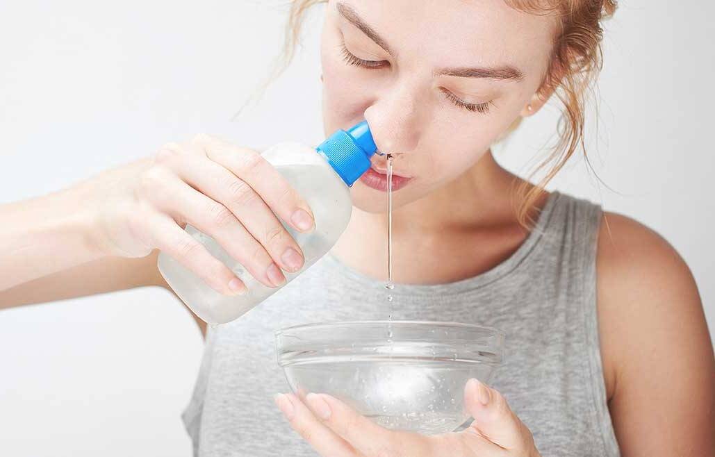 Вода для промывания носа в домашних условиях. Джала-нети промывание носа. Полоскание полости носа. Промыть нос солевым раствором. Полоскание носа солевым раствором.