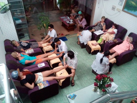 Массаж ног, как правило, на первом этаже, его видно с улицы. Но дорогих иностранных гостей обязательно пригласят в отдельный кабинет. Фото из открытых источников.