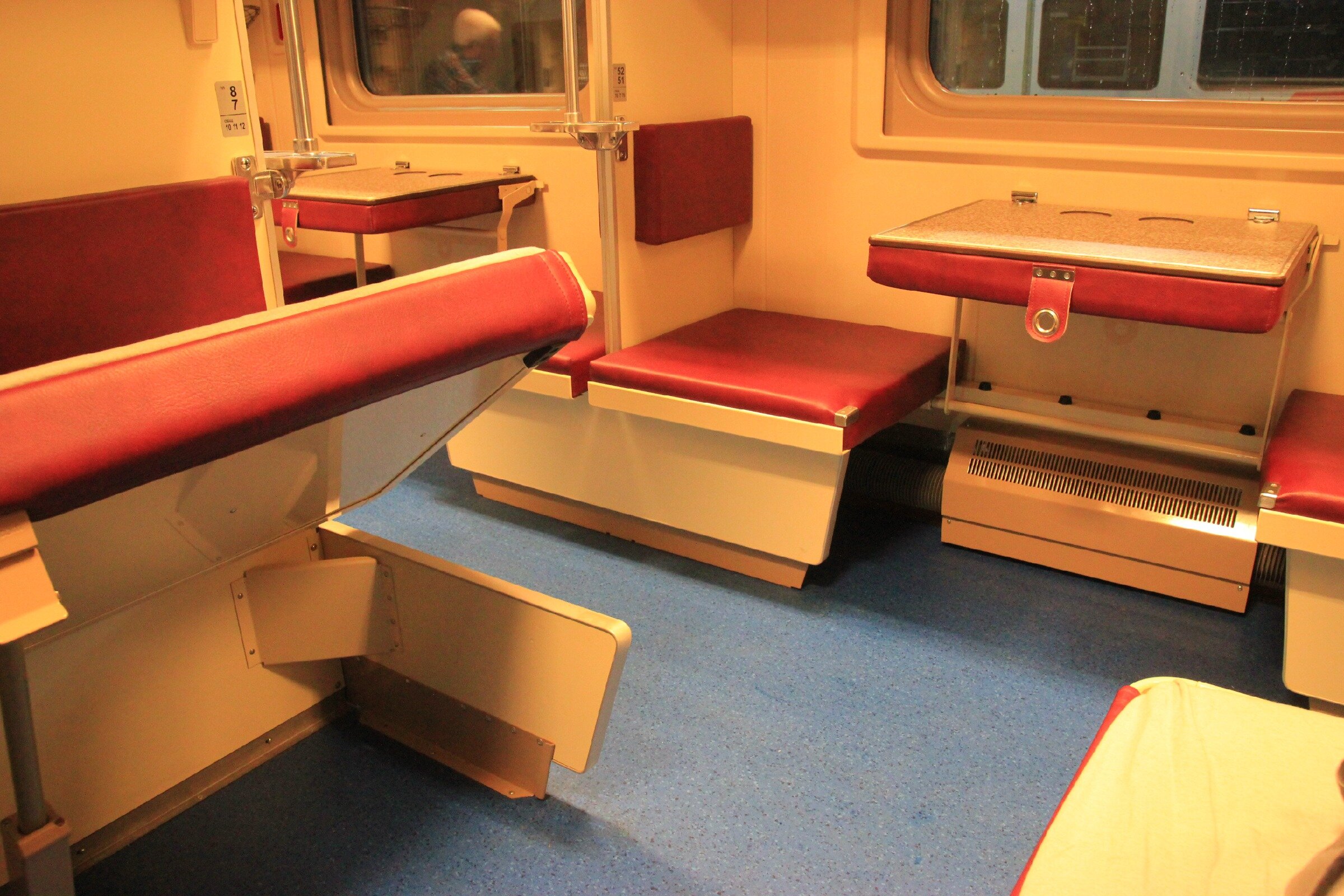 Ого! В самый элитный поезд России добавили вагон для бедных