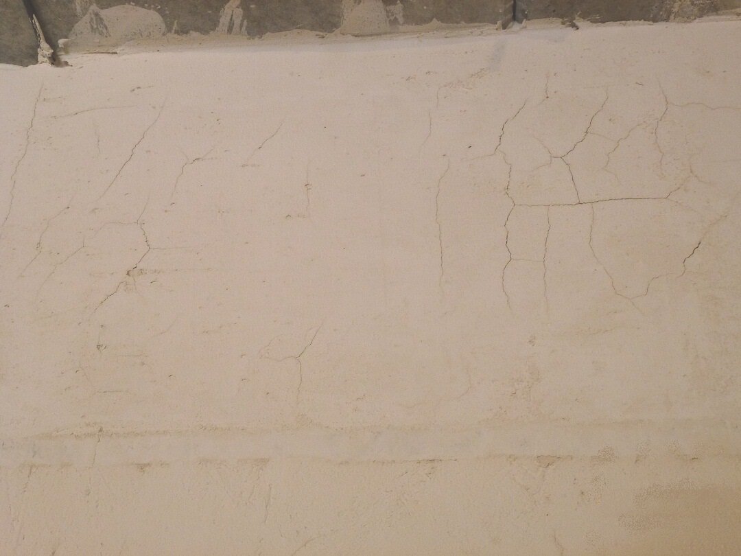 Такие трещины из-за впитываемости основания или проблемы с самой смесью