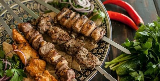 Какие мясные блюда подать на Новогодний стол 2020: от закусок до горячего