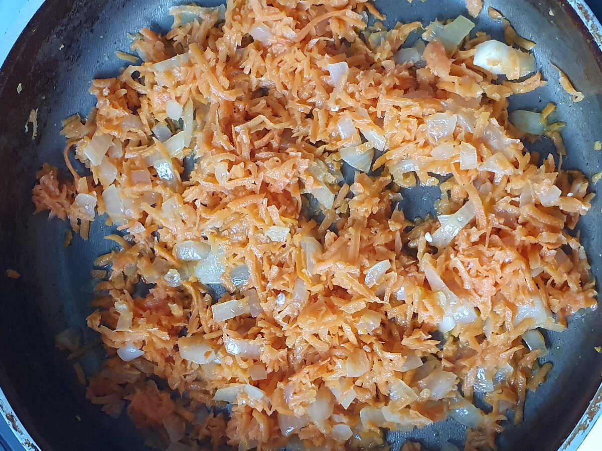 Добавляем тертую морковь