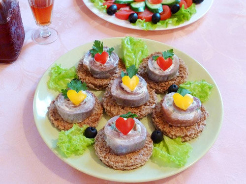 Рулетики из сельди со сливочным сыром