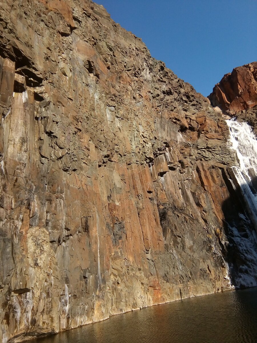 Черекское ущелье тришула. Ущелье 6 букв. Ущелье каменные ворота хибины. Ущелье красных скал армения. Ущелье 6 букв.
