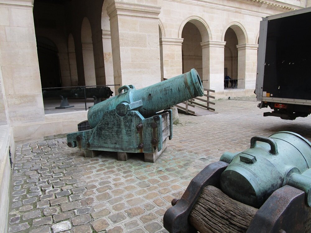 Французские орудия в экспозиции парижского комплекса Инвалидов. (Фото автора).