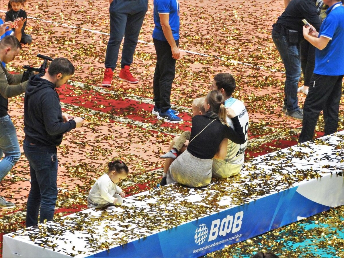 Золотой дождь в честь победы волейболистов казанского клуба "Зенит" 2018 г.