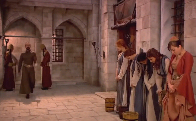 Султан замедлил свой шаг.