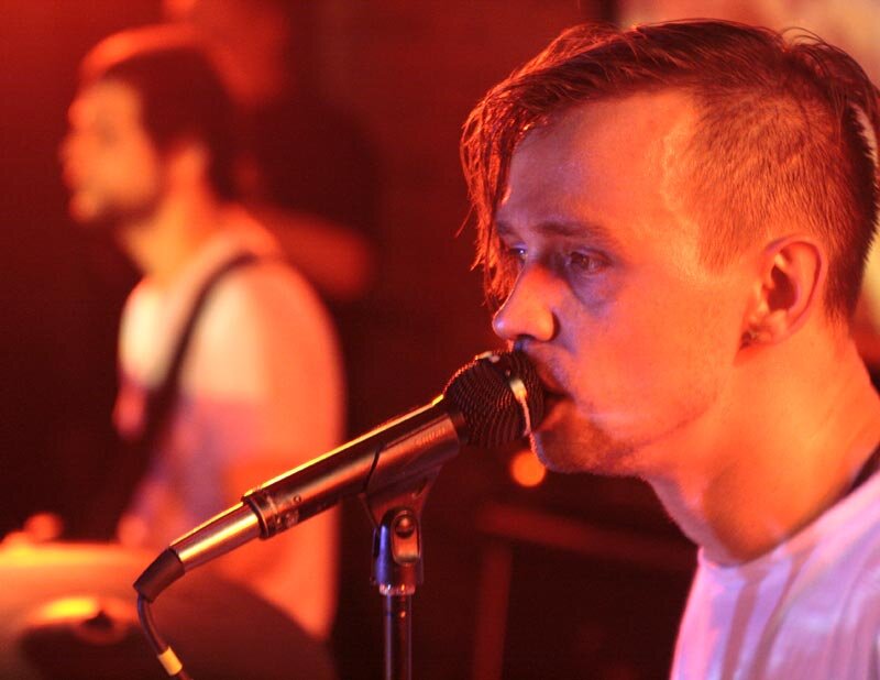 Дельфин певец в мальчишнике. Дельфин мальчишник. Дельфин в молодости мальчишник. Солист группы мальчишник дельфин. Дельфин мальчишник.