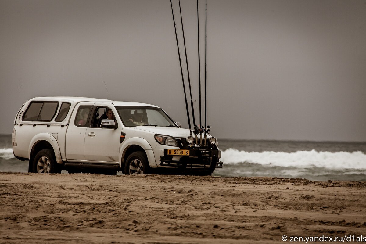 Увидел в Африке очень оригинальный и удобный способ перевозки удочек для рыбалки на машине (Не благодарите! )