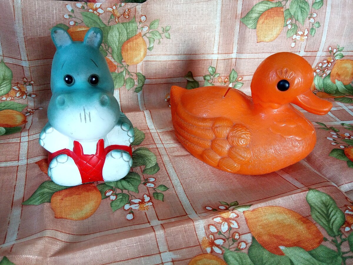 Это, конечно, не Киндер, но они стояли рядом. Советские ещё...