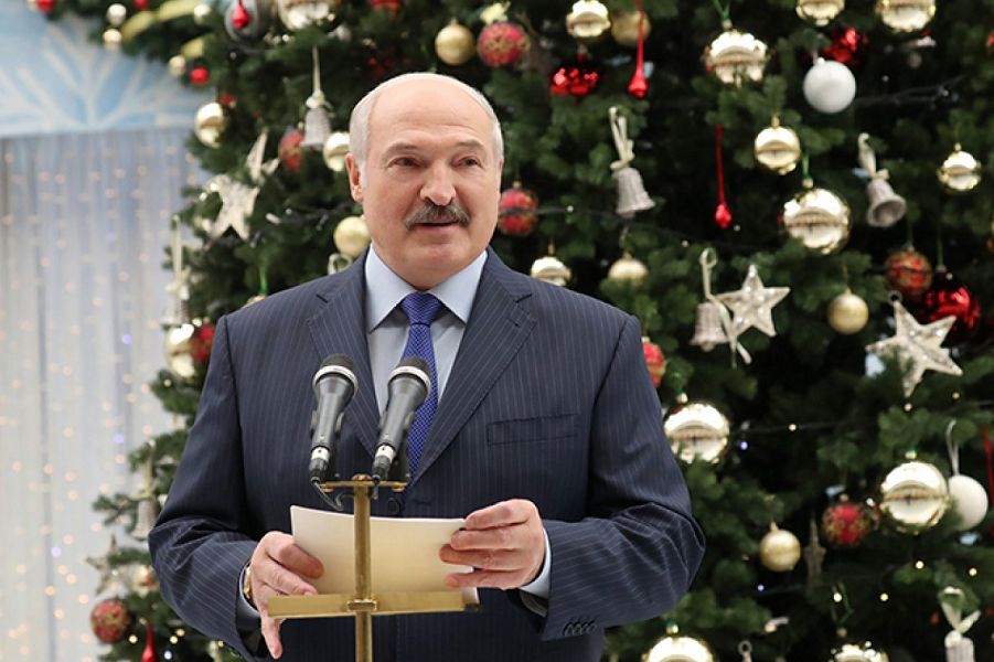 Александр Лукашенко поздравляет
