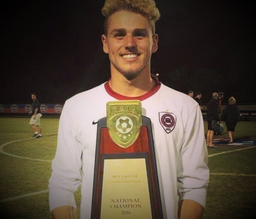 Эрик Биригитти с кубком студенческой лиги США