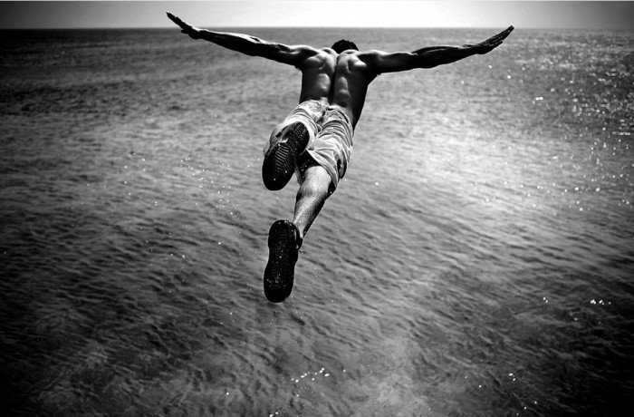 Мы трусы, потому что не способны делать поступки по зову сердца. Мы руководствуемся мозгом, а потом проживаем несчастные жизни. 