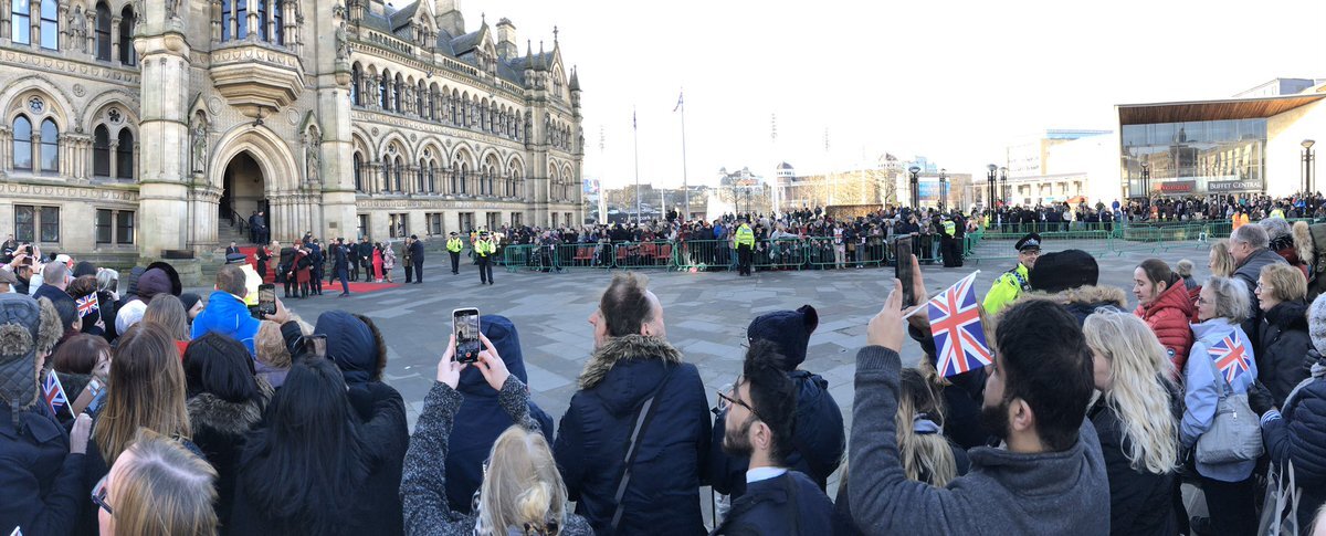 Толпа на Столетней площади в Брэдфорде в ожидании принца Уильяма и Кейт Миддлтон. Фото: @SPerryPeoplemag