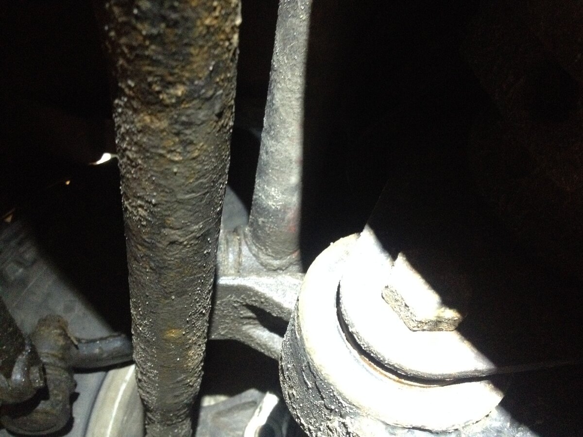 Тяга панара люфтов нет и тут взгляд падает на нижний  сайлентблок, вернее на нижнее крепление тяги. Мост сдвинут вперед  на 36 мм(набором шайб и тюнинговыми клюшками), тяга собралась обратно, сайлентблок не работает, тяга трет стенку кронштейна.