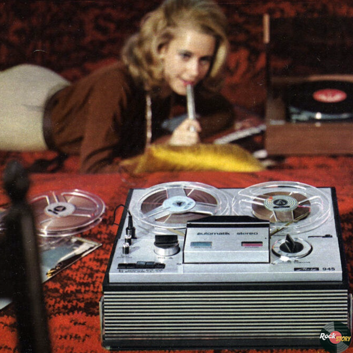 Музыка слушать все старые. Девушка с магнитофоном. Девушка с кассетным магнитофоном. Фотосессия с магнитофоном. Ретро магнитофон.
