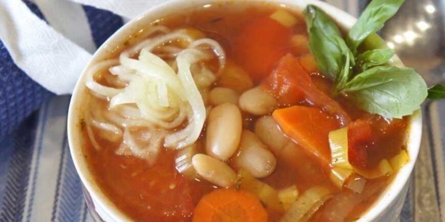 Фасолада - один из популярных супов греческой и кипрской кухонь. Это блюдо идеально сочетается со свежим хлебом и оливками. Греки называют фасоль «икрой бедных». Но, даже перестав быть бедными, греки не смогли отвыкнуть от любимой фасолады. Очень вкусный, сытный и питательный суп. И, конечно, очень полезный! Фасолада не так проста, как может показаться на первый взгляд.. 